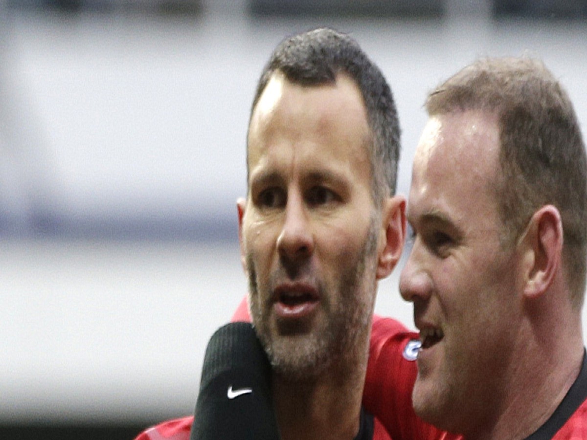 Ryan Giggs a Wayne Rooney oslavujú gólový zásah ikony United