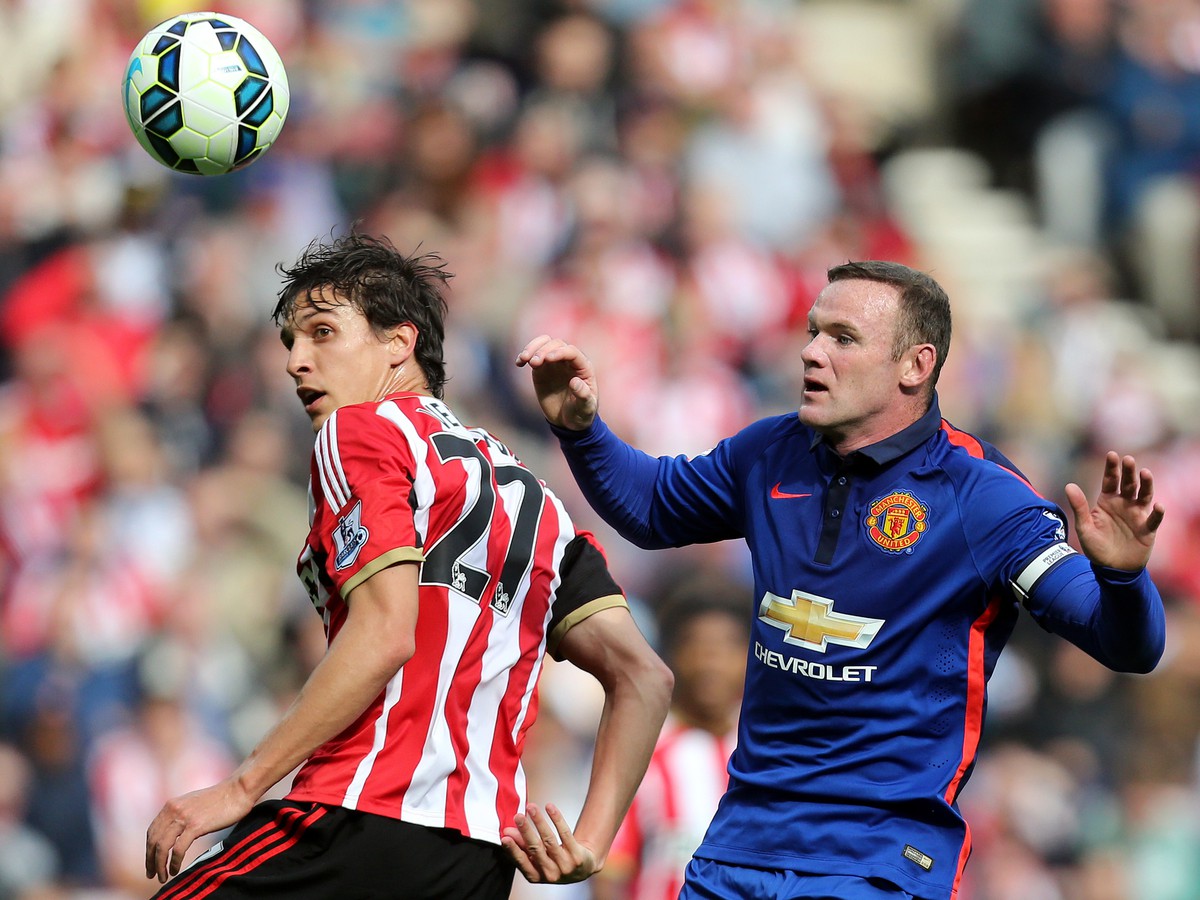 Kapitán Wayne Rooney a Santiago Vergini v súboji o loptu