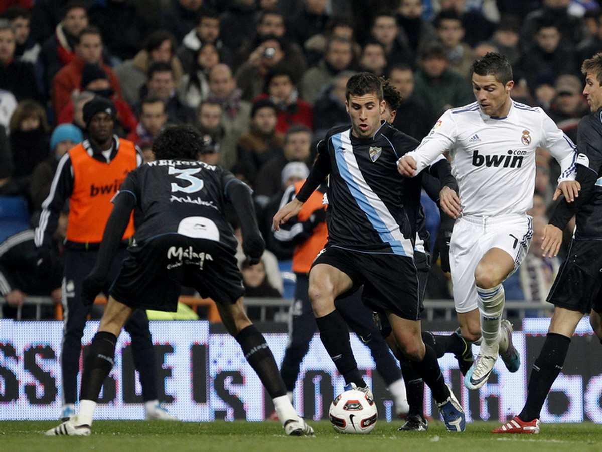 Cristiano Ronaldo medzi Manu Torresom a Ignaciom Camachom