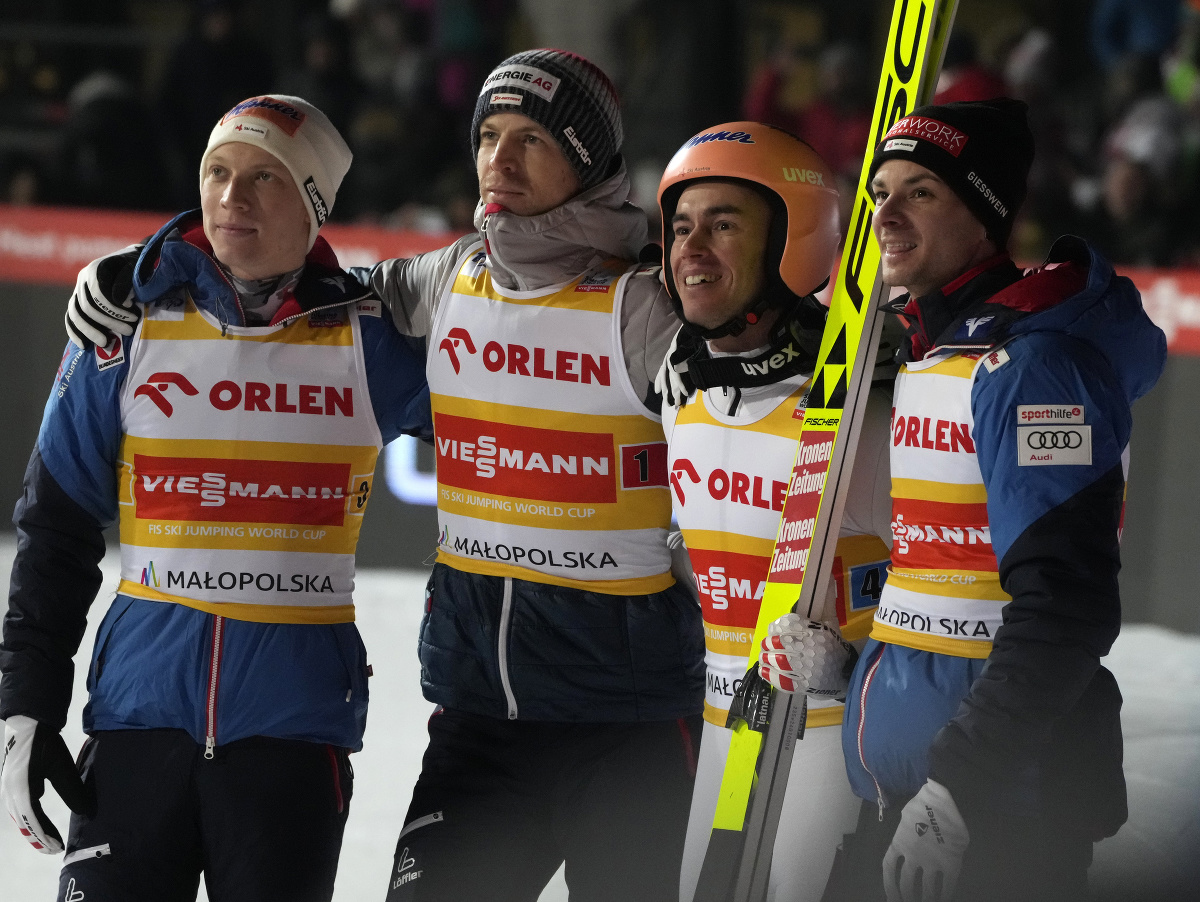 Stefan Kraft (druhý zľava) a víťazný tím Rakúska 