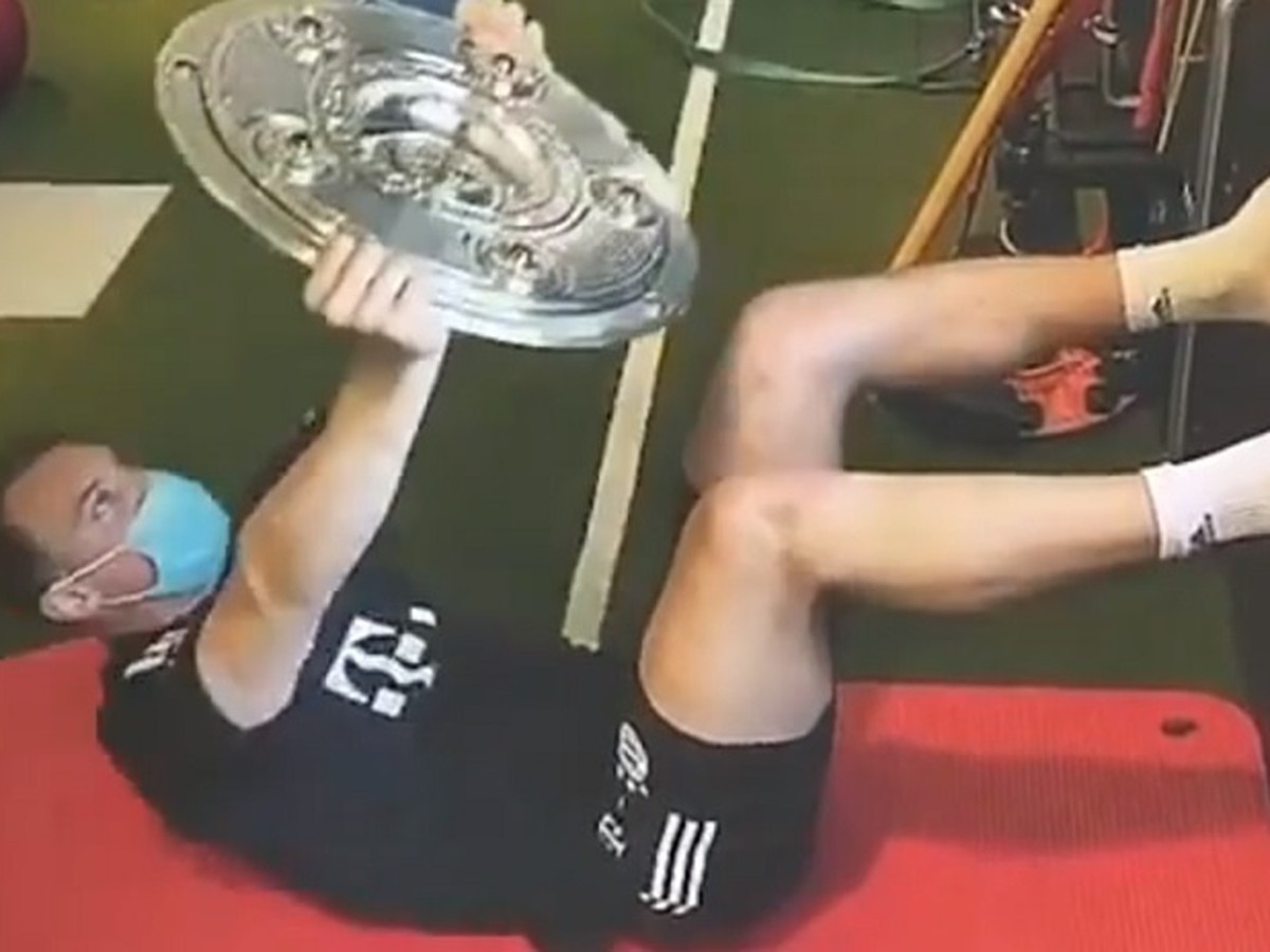 Manuel Neuer si zacvičil s majstrovskou trofejou