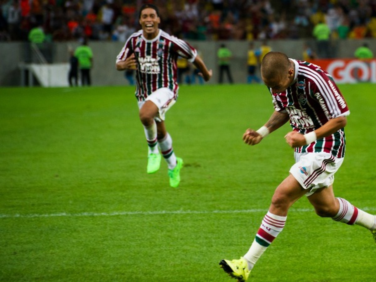 Ronaldinho (v pozadí) prihral na víťazný gól Fluminense
