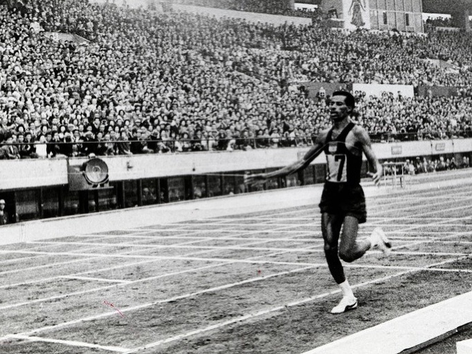 Na snímke bývalý etiópsky maratónec Abebe Bikila vyhráva LOH v Ríme 1960