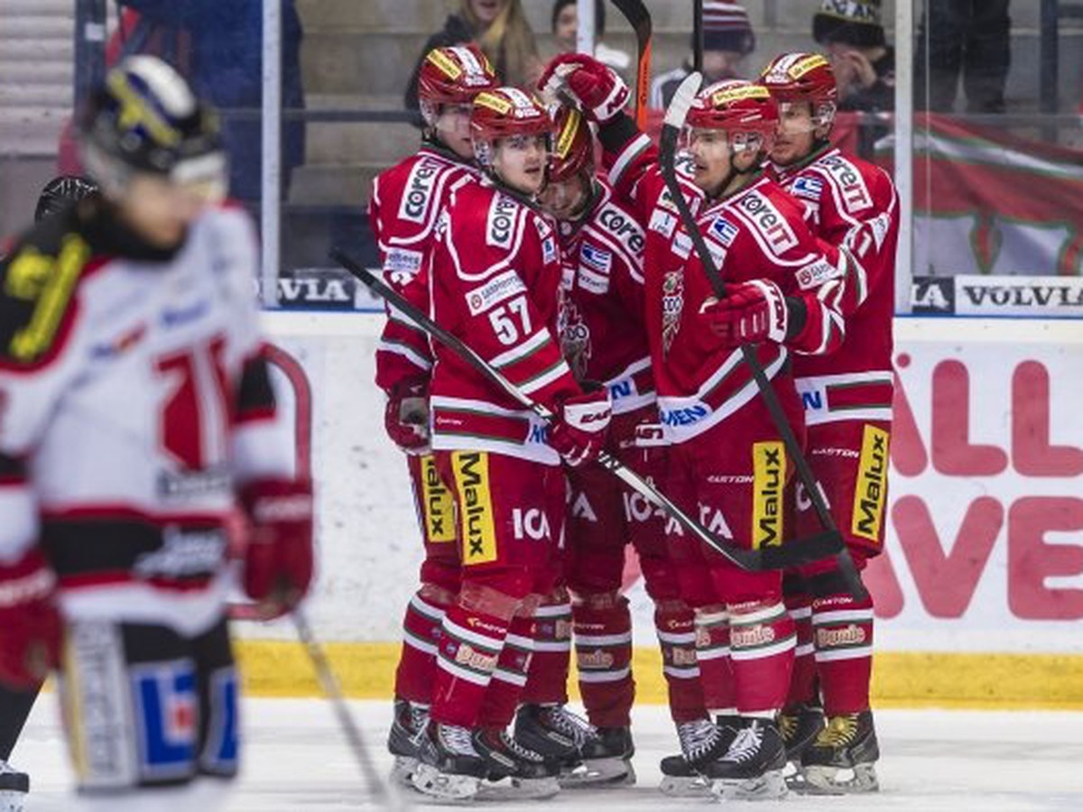 Hokejisti MODO Hockey oslavujú gól proti Örebru