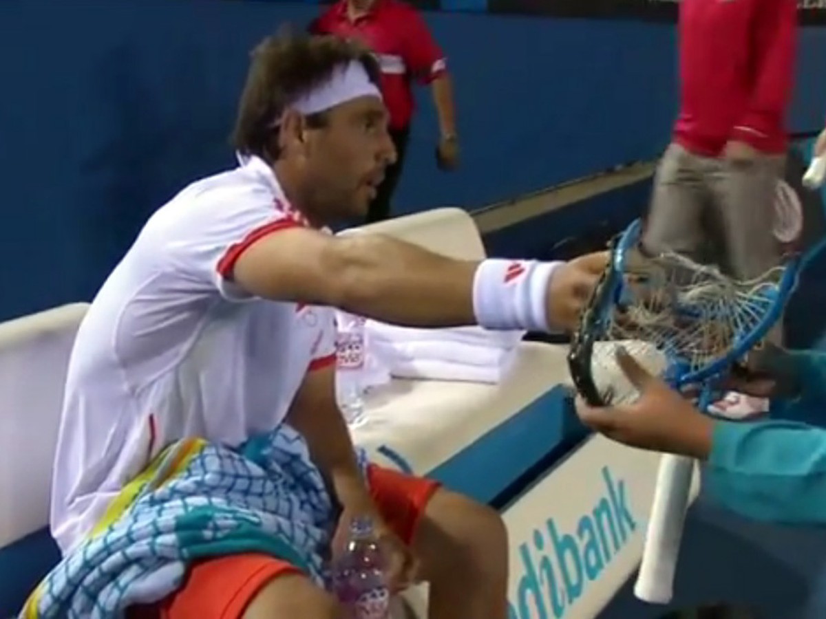 Marcos Baghdatis s rozmlátenou raketou