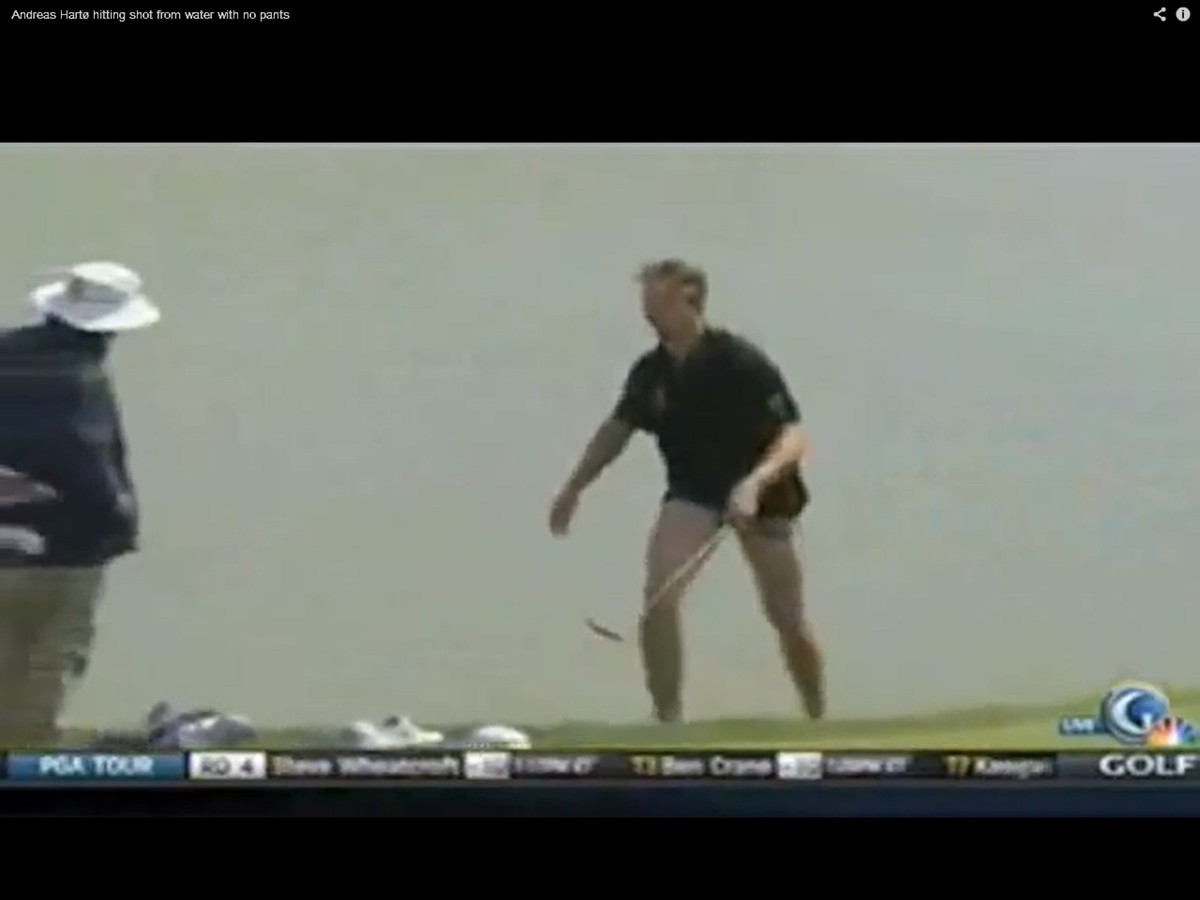 Golfista Andreas Hartø vychádza z vody po zahratí úderu