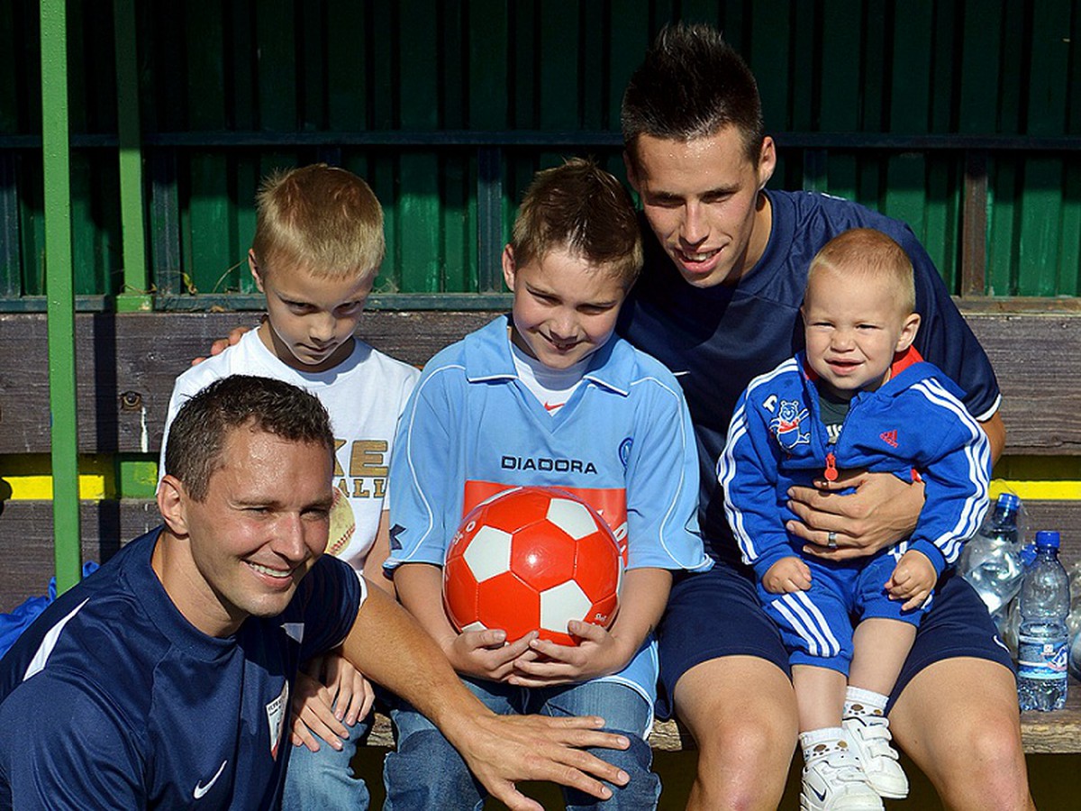 Marek Hamšík a Ľubomír Višňovský sa fotografujú s malými fanúšikmi 