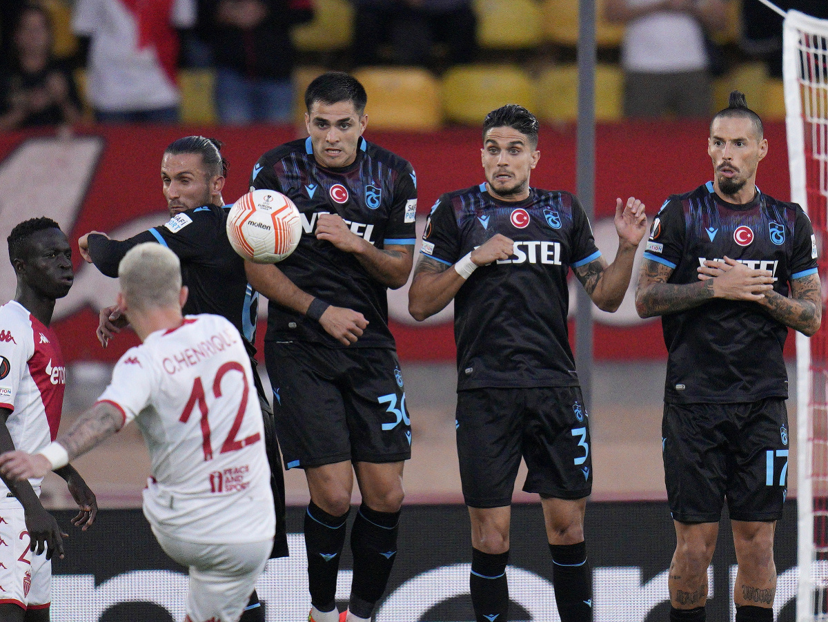 Na snímke hráč Monaka Caio Henrique strieľa pred hráčmi Trabzonsporu, vpravo Slovák Marek Hamšík