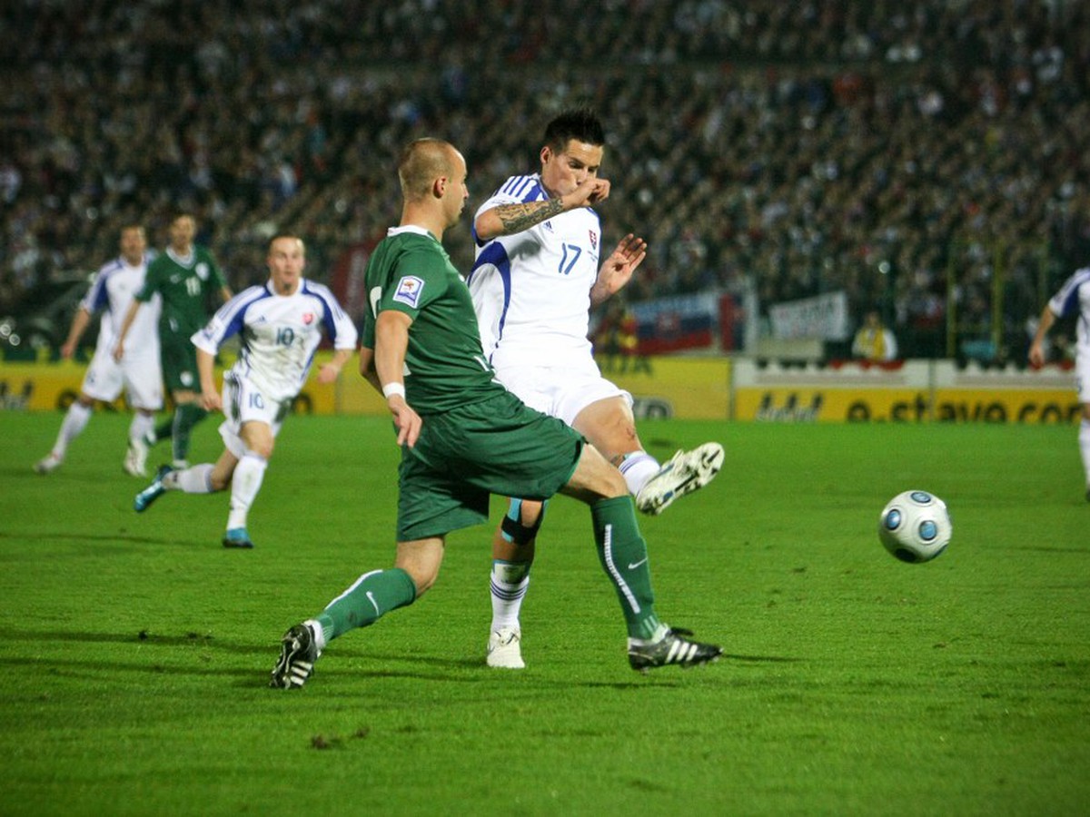 Marek Hamšík v súboji s Mišom Brečkom