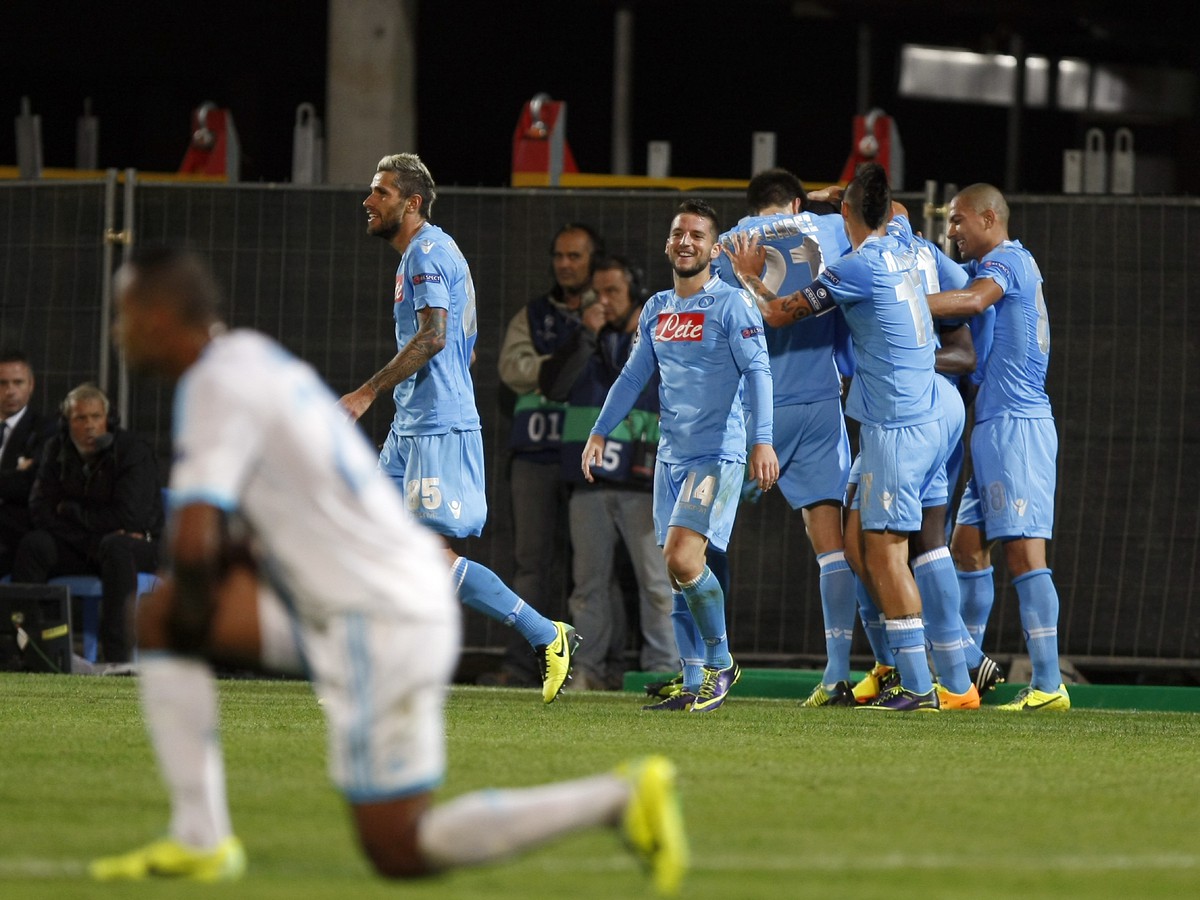 Futbalisti Neapolu, vrátane Mareka Hamšíka, sa tešia z gólu do siete Marseille
