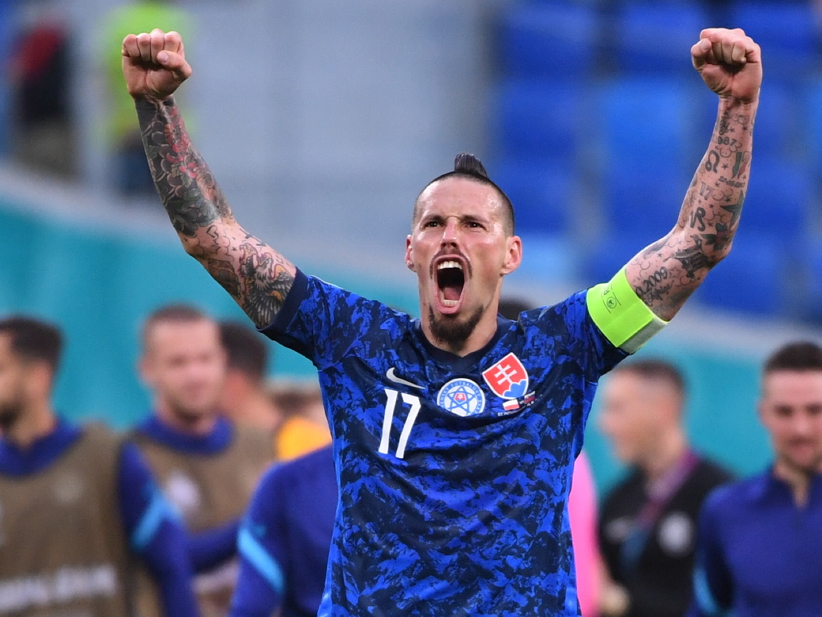 Kapitán slovenskej futbalovej reprezentácie Marek Hamšík oslavuje víťazstvo 2:1 nad Poľskom