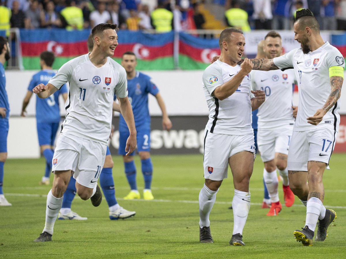 Róbert Boženík, strelec gólu Stanislav Lobotka a kapitán Marek Hamšík oslavujú gól Slovenska