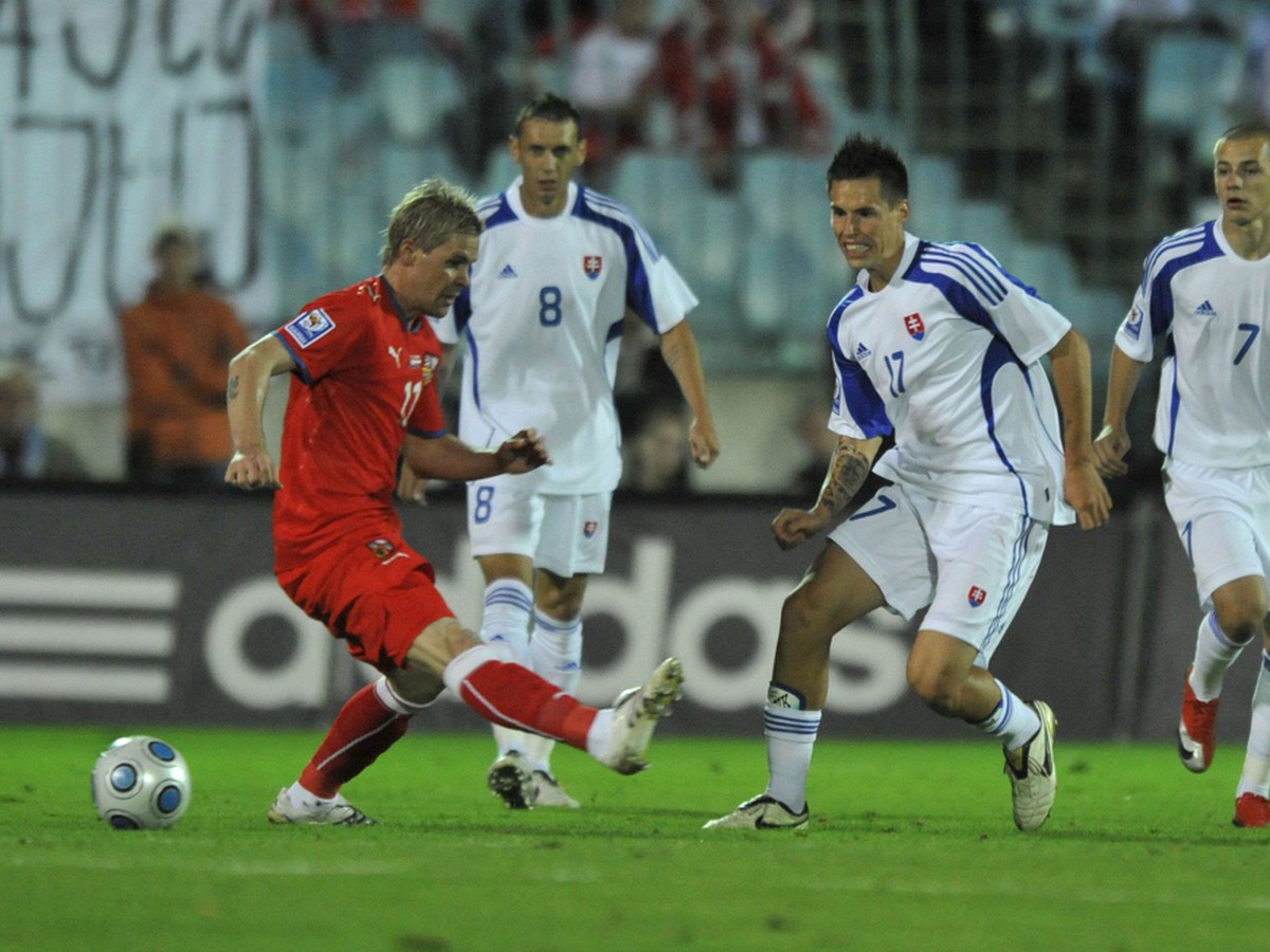 Marek Hamšík a Tomáš Hübschman v súboji o loptu.
