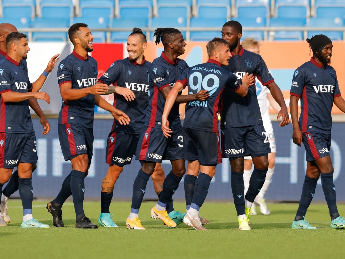 Marek Hamšík oslavuje gól so spoluhráčmi z Trabzonsporu