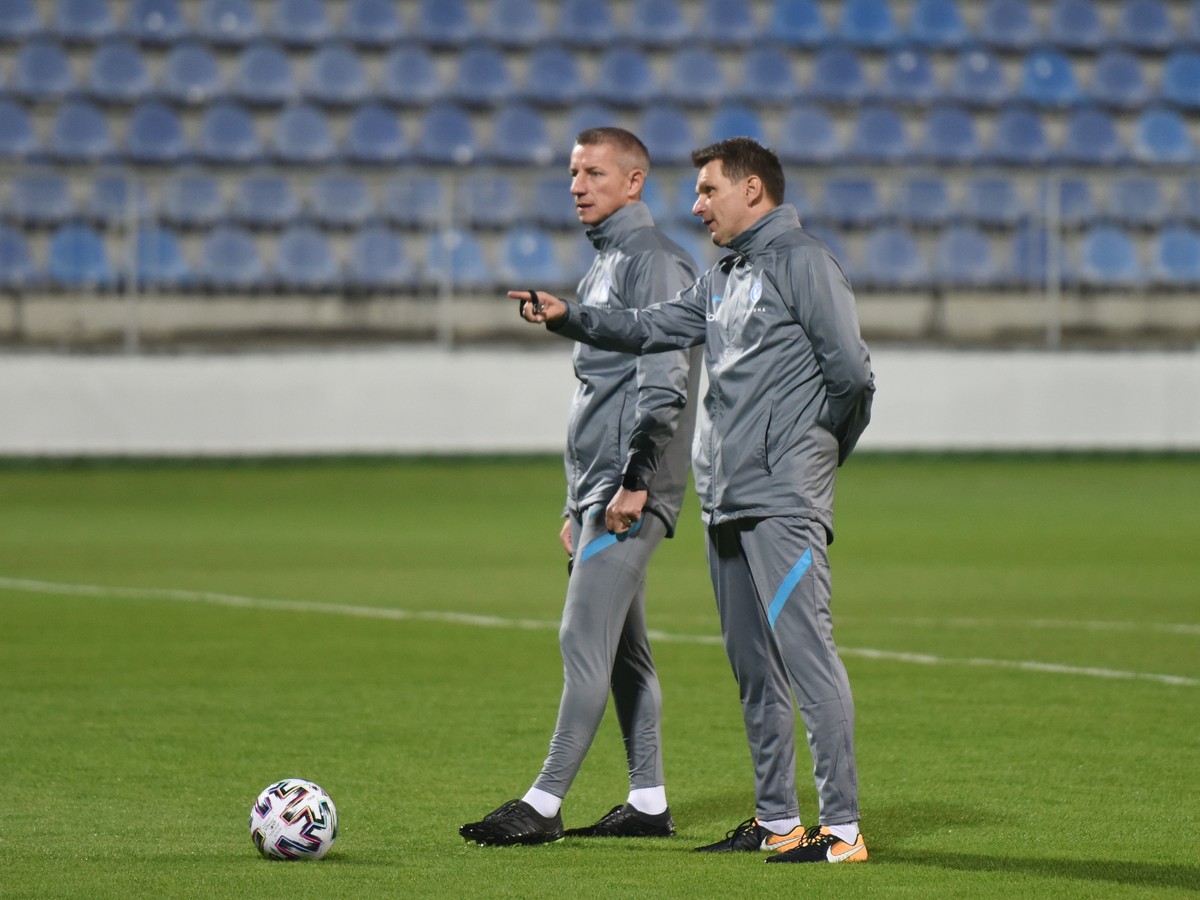 Vpravo tréner slovenskej futbalovej reprezentácie Štefan Tarkovič a asistent trénera Marek Mintál 