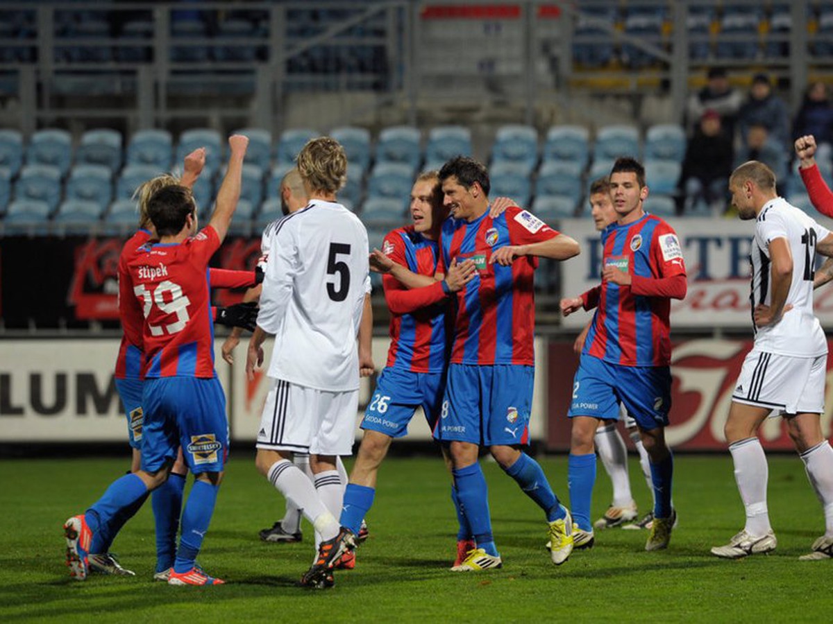 Marián Čišovský so spoluhráčmi oslavuje svoj gól
