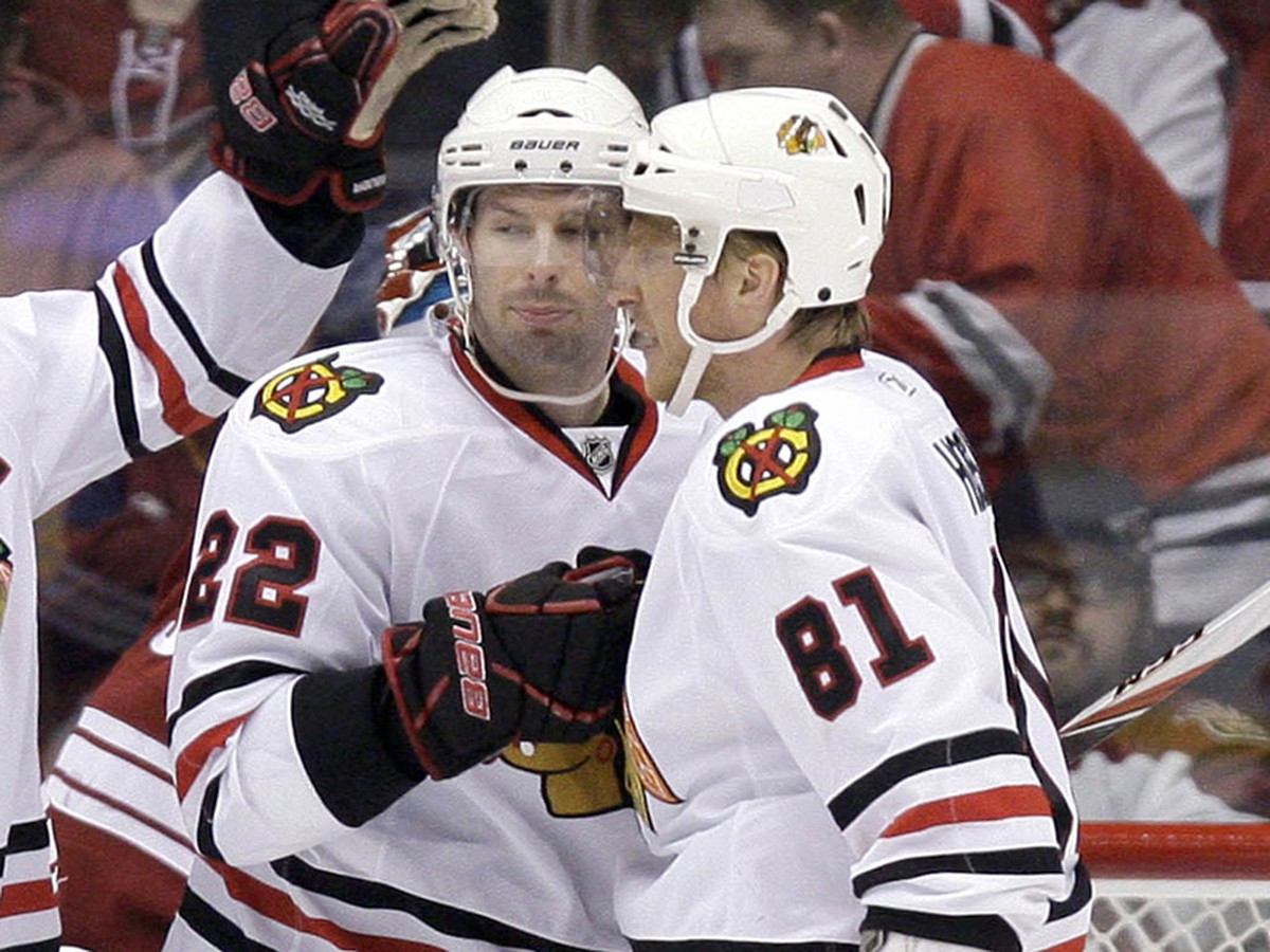 Marian Hossa a Troy Brouwer oslavujú gól