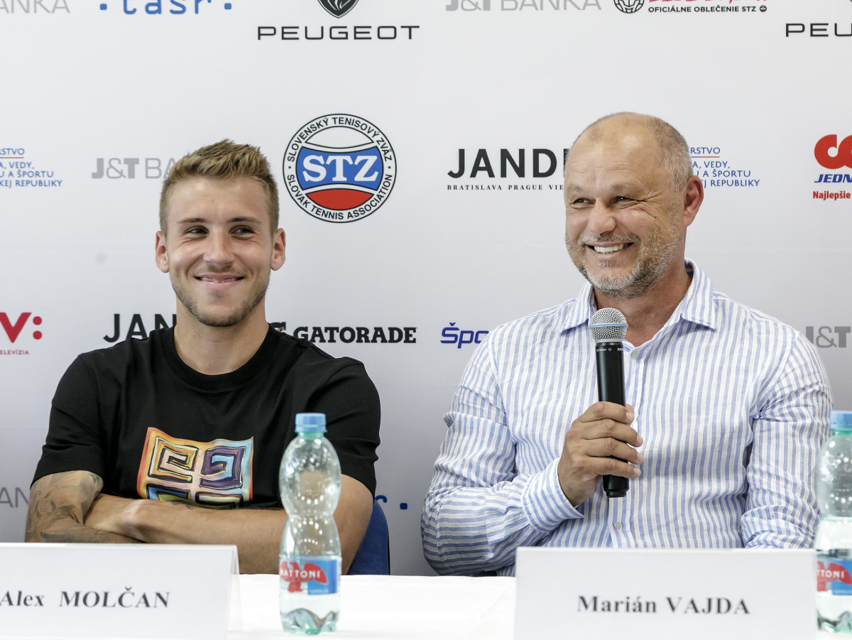 Na snímke zľava tenista Alex Molčan a jeho nový hlavný tréner Marián Vajda počas tlačovej konferencie v Bratislave v utorok 3. mája 2022.