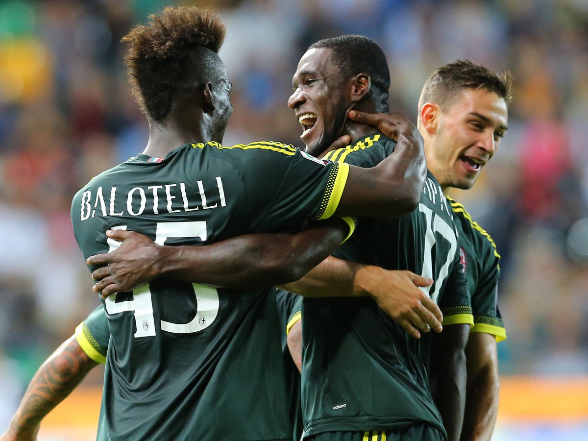 Mario Balotelli a Cristian Zapata oslavujú gól milánskeho AC
