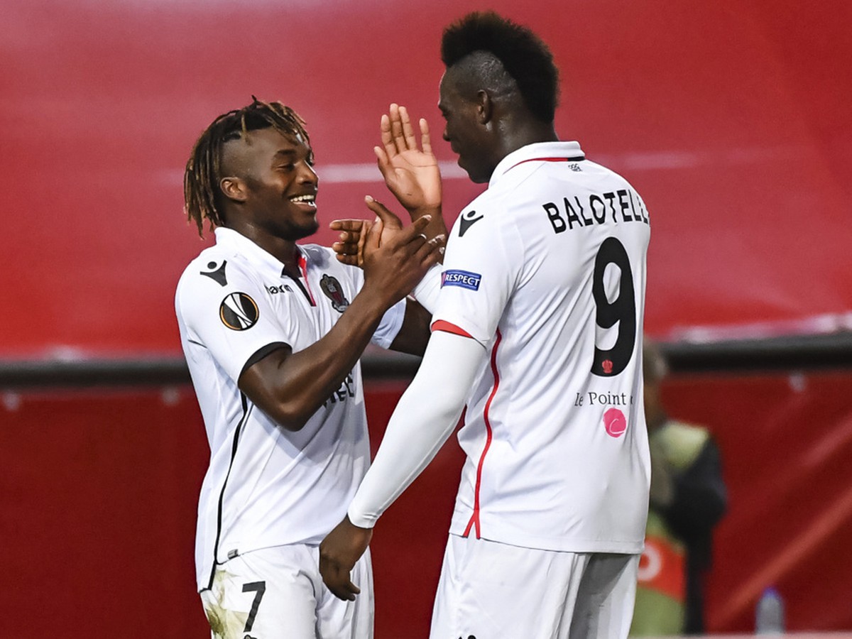 Mario Balotelli (9) a Allan Saint-Maximin oslavujú gól Nice v Európskej lige proti belgickému Waregemu