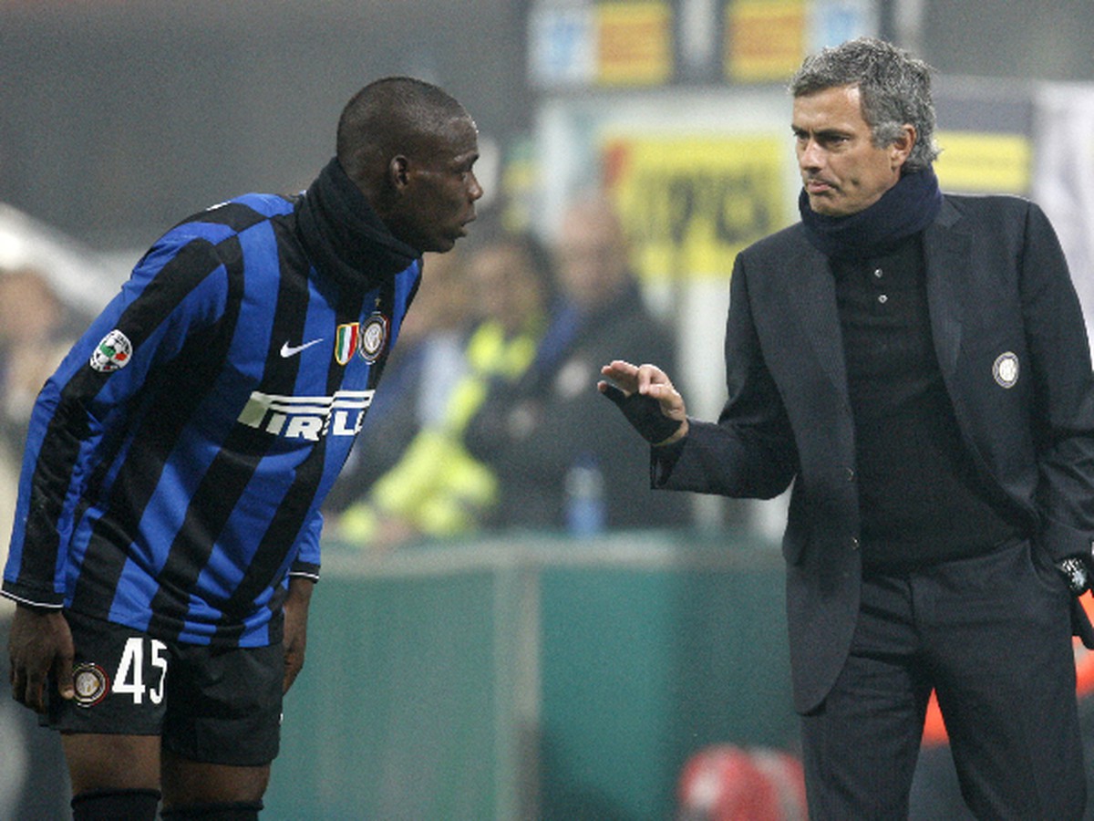 Jose Mourinho dáva pokyny Mariovi Balotelliu