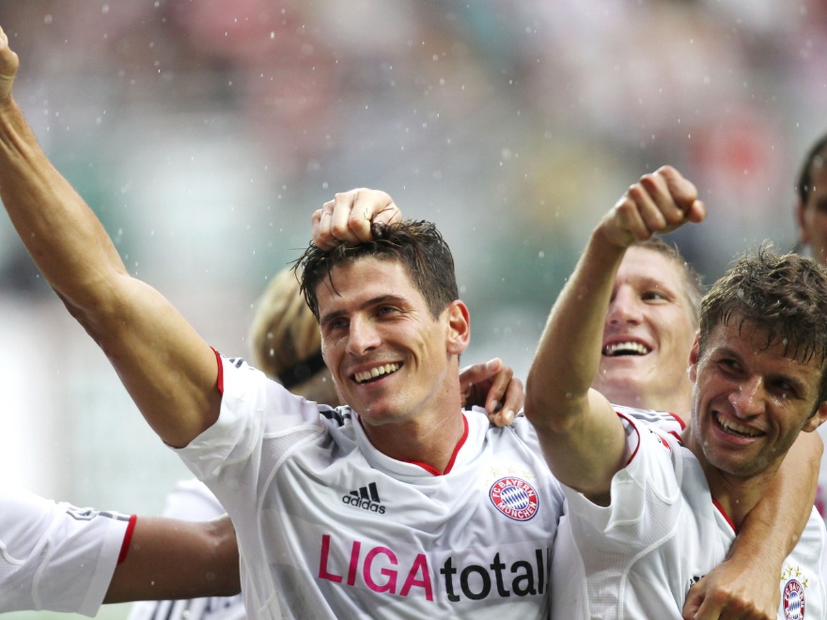Mario Gomez oslavuje hetrik