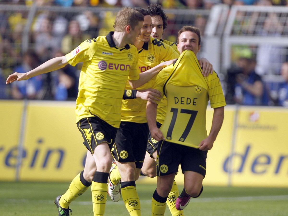 Spoluhráči sa radujú so strelcom gólu Mariom Götzem