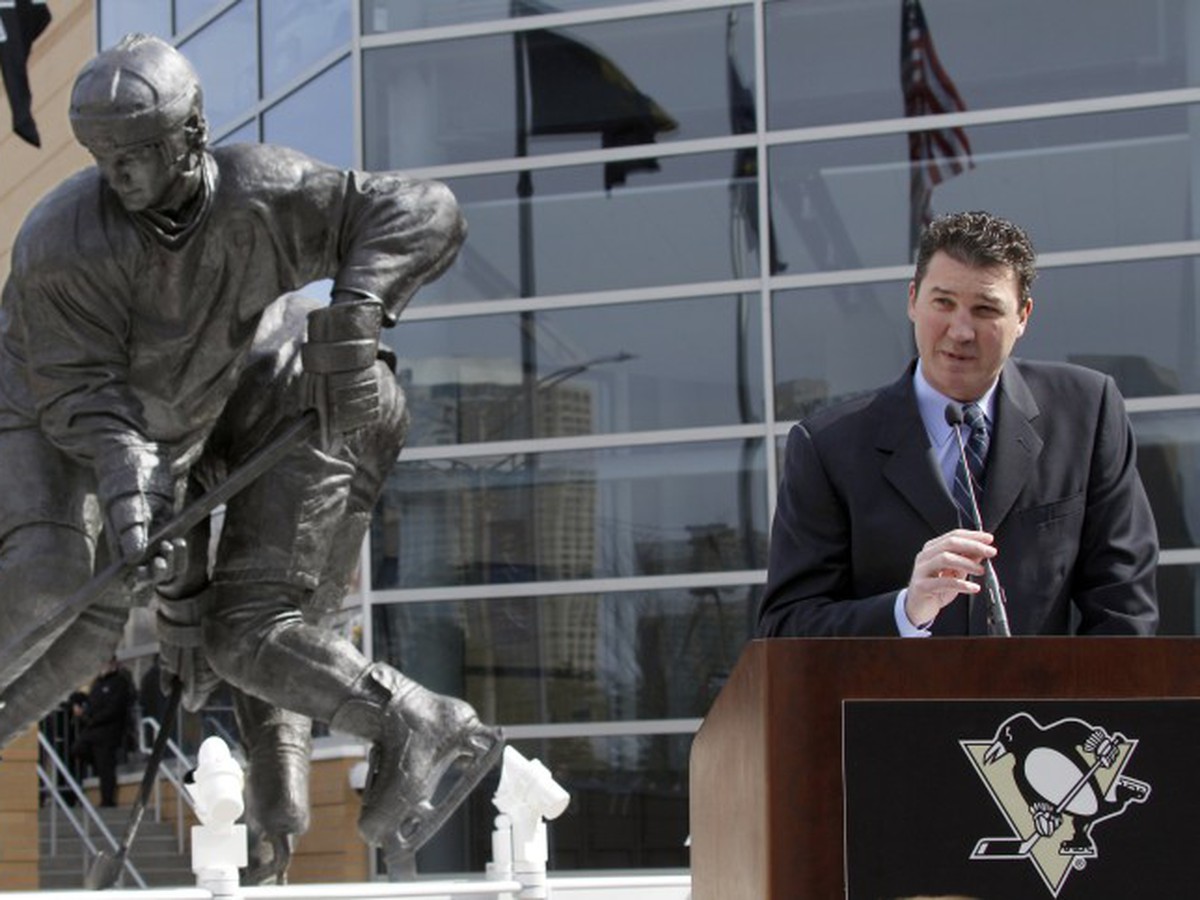 Mario Lemieux pri svojej soche