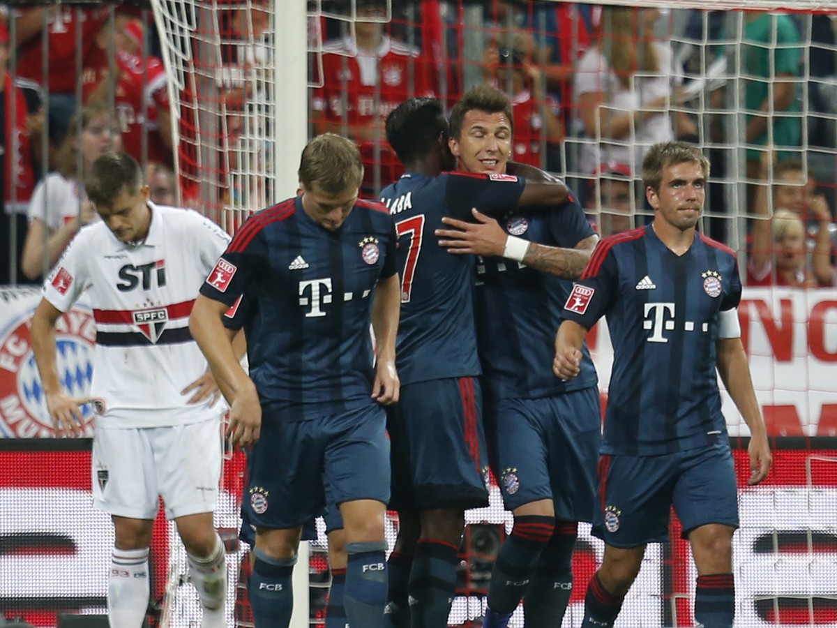 Mario Mandžukič z Bayernu Mníchov sa teší so spoluhráčmi z gólu proti Sao Paulu na Audi Cupe