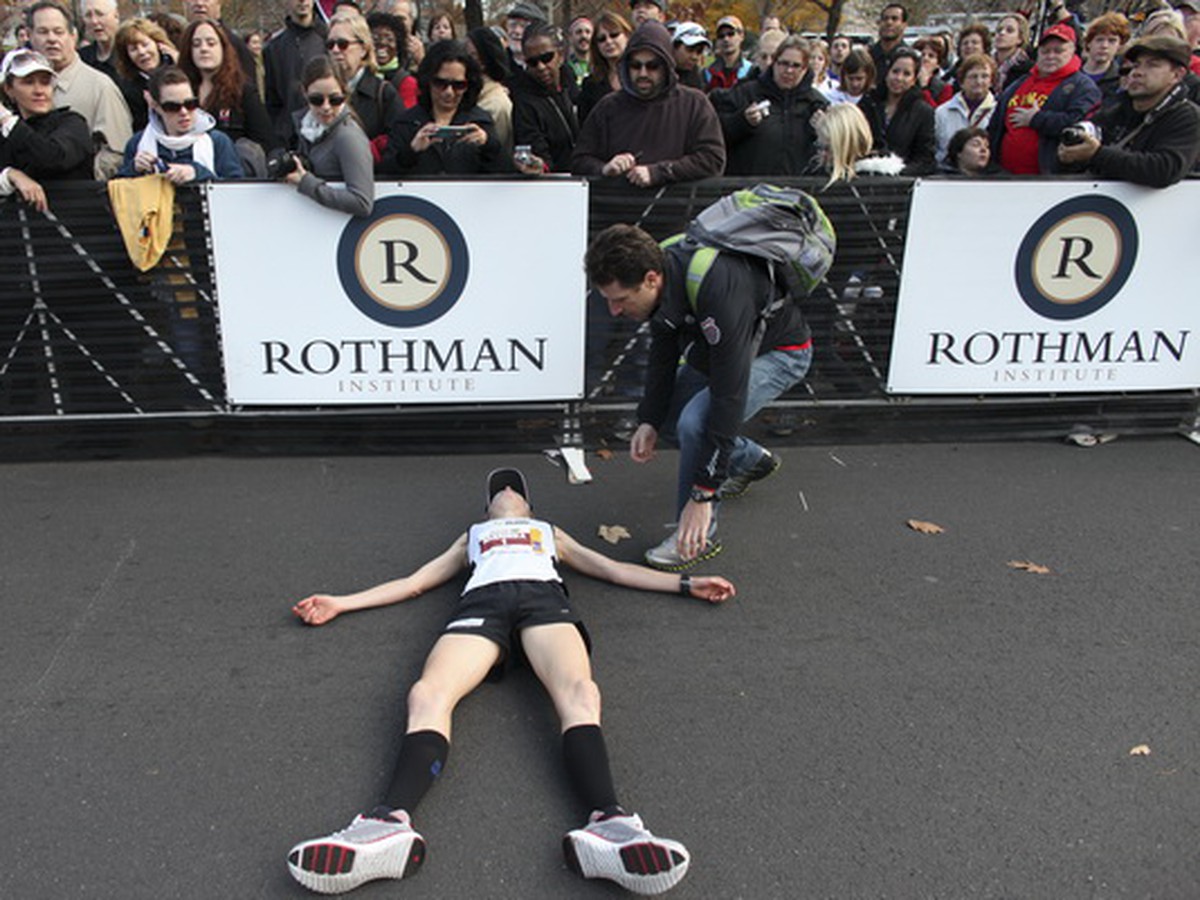 Víťazka maratónu Mariska Kramer oddychuje na zemi