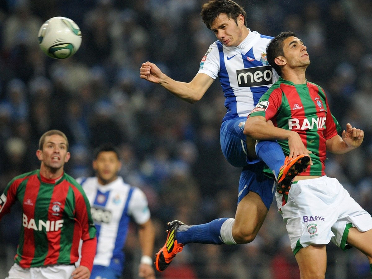 Futbalisti Maritima (v červenozelenom) v ligovom zápase aktuálnej sezóny na pôde FC Porto (17.12.)