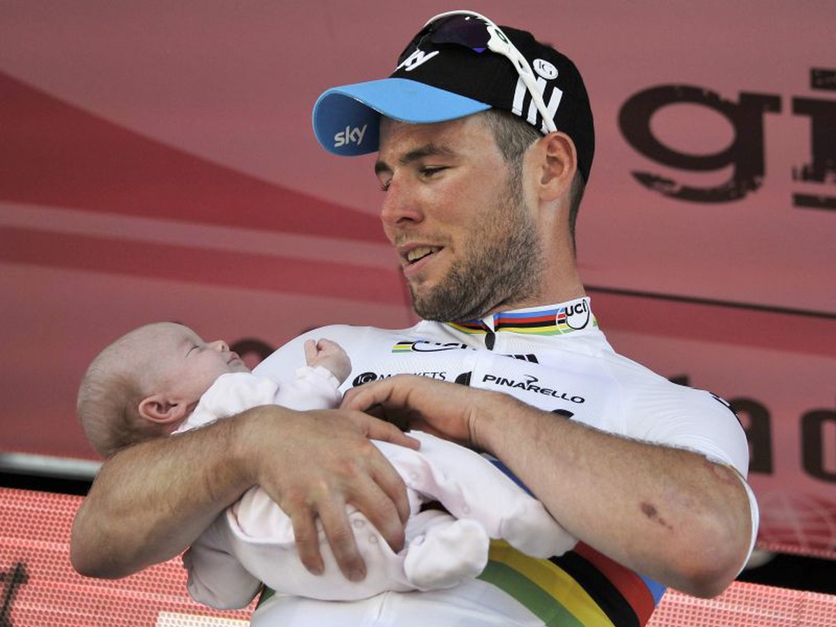 Mark Cavendish na pódiu s dcérkou Mark Delilah Grace