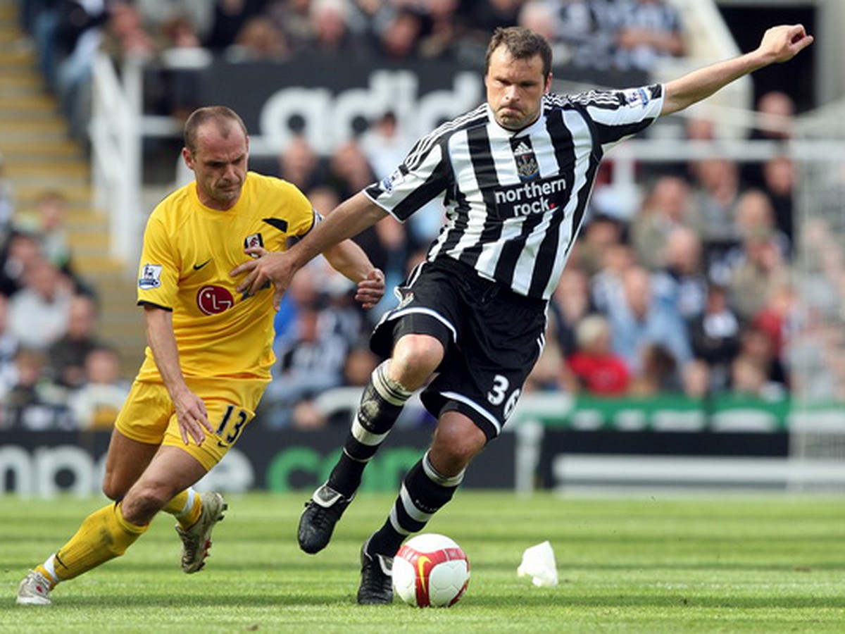 Mark Viduka v súboji s Dannym Murphym