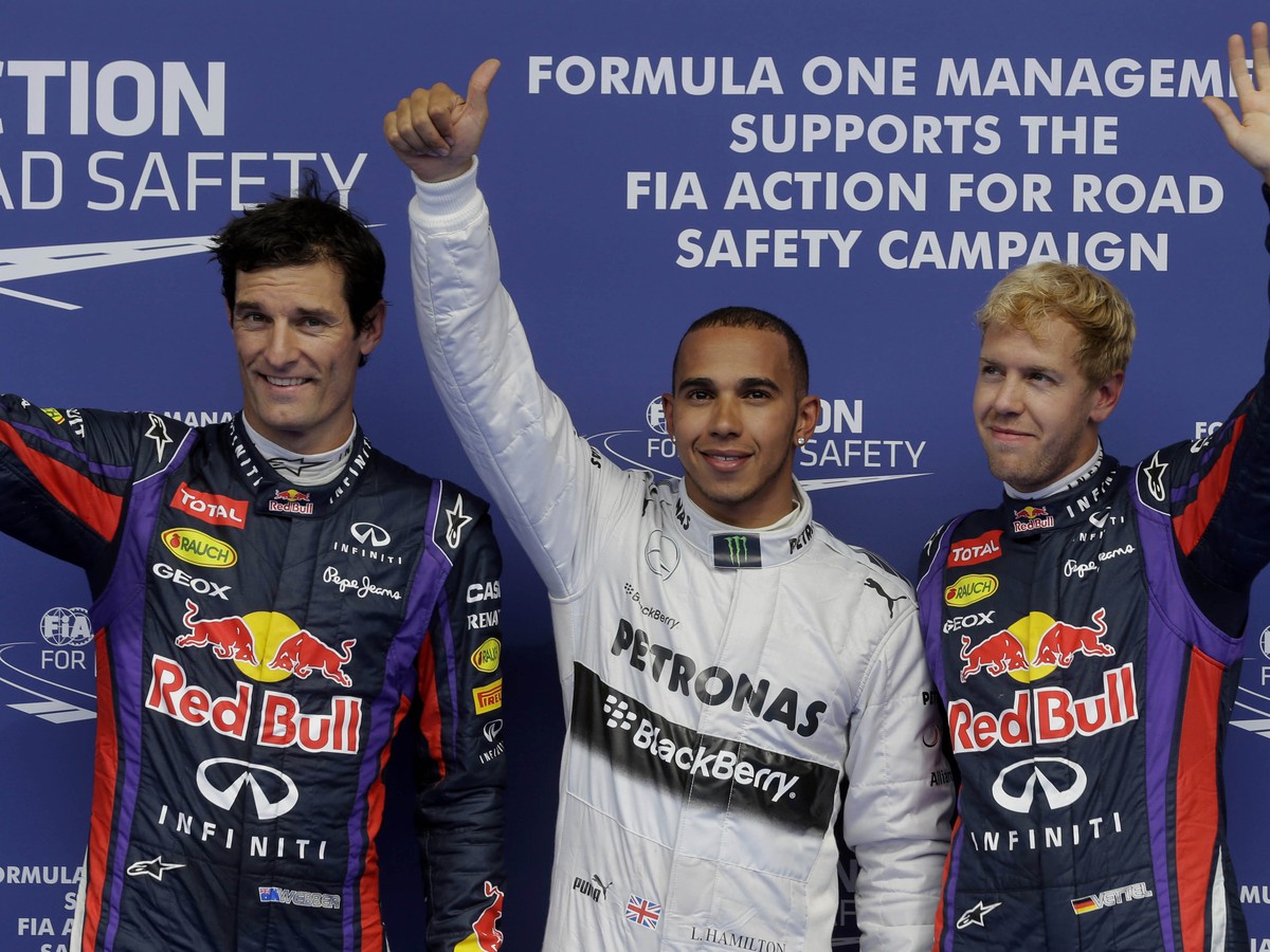 Víťaz kvalifikácie Lewis Hamilton (v strede), Mark Webber a Sebastian Vettel (vpravo)