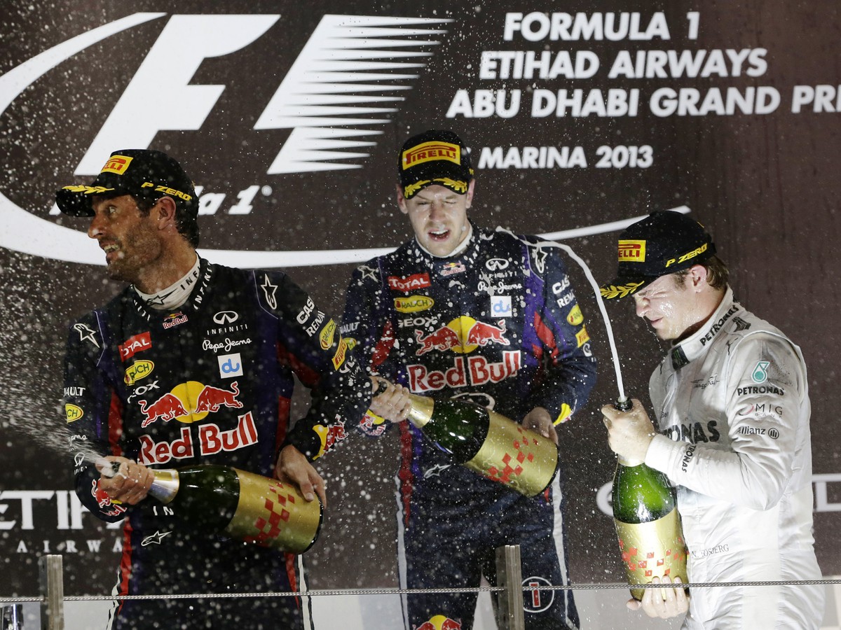 Sebastian Vettel (v strede) oslavuje svoj triumf na VC Abú Zabí 