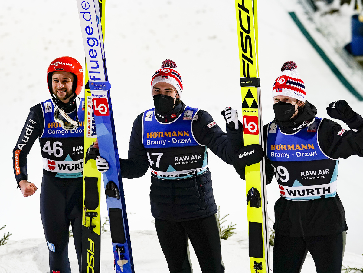 Marius Lindvik, Markus Eisenbichler a Robert Johansson na pódiu v skokoch na lyžiach v nórskom Osle