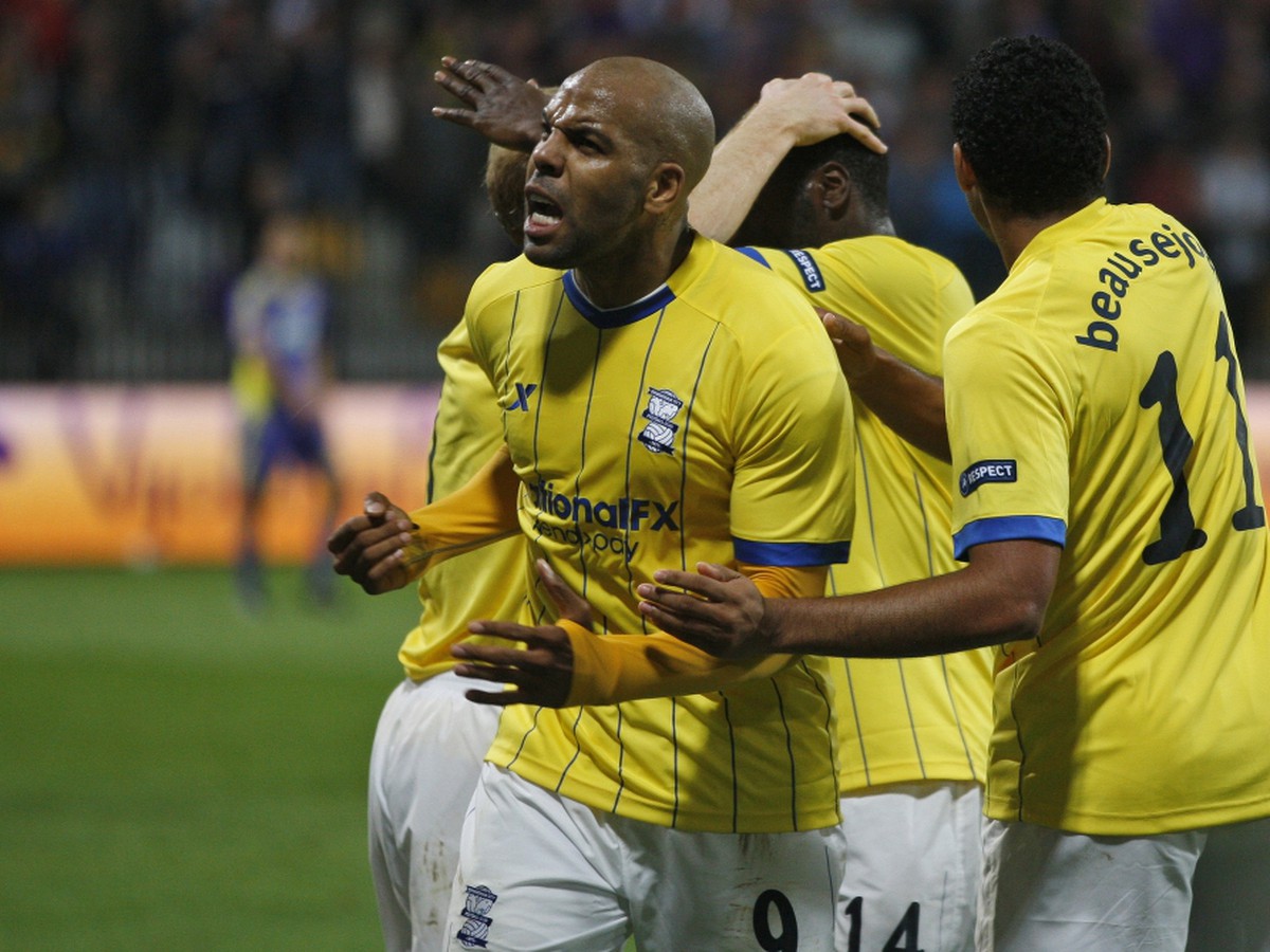 Marlon King oslavuje so spoluhráčmi