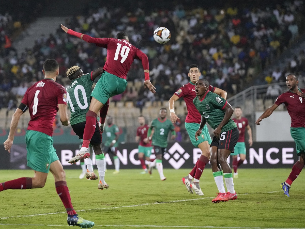 Na snímke hore útočník Maroka Júsuf En-Nesjrí strieľa gól