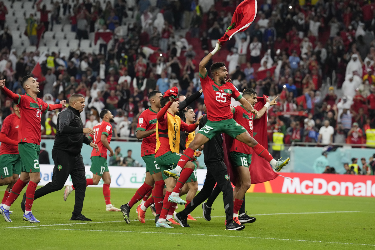 Marockí futbalisti po historickom postupe do semifinále MS oslavujú s fanúšikmi