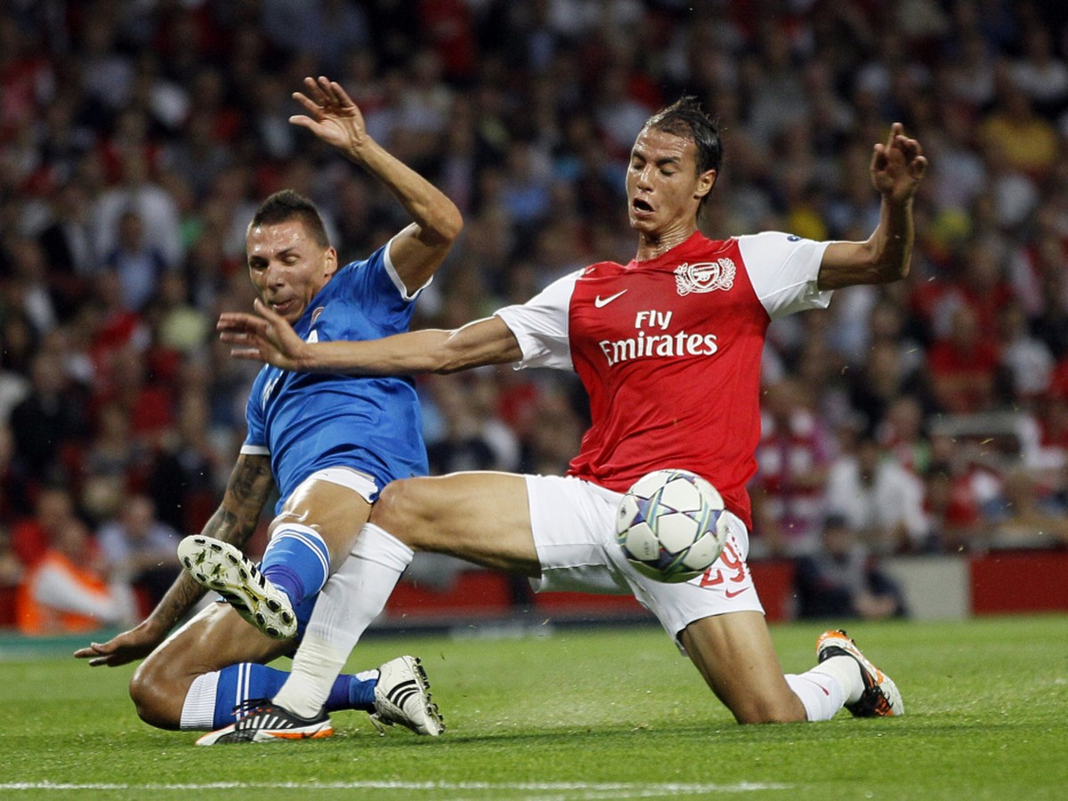 Chamakh proti Holebasovi