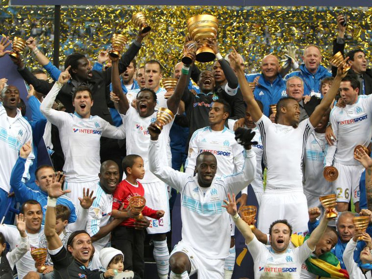 Hráči Marseille sa tešia z trofeje