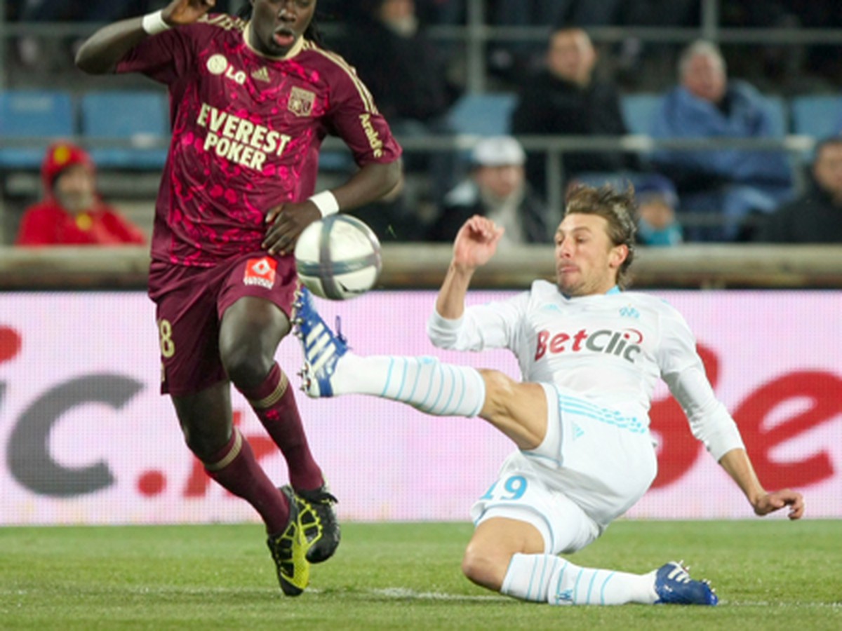 Bafetimbi Gomis a Gabriel Heinze