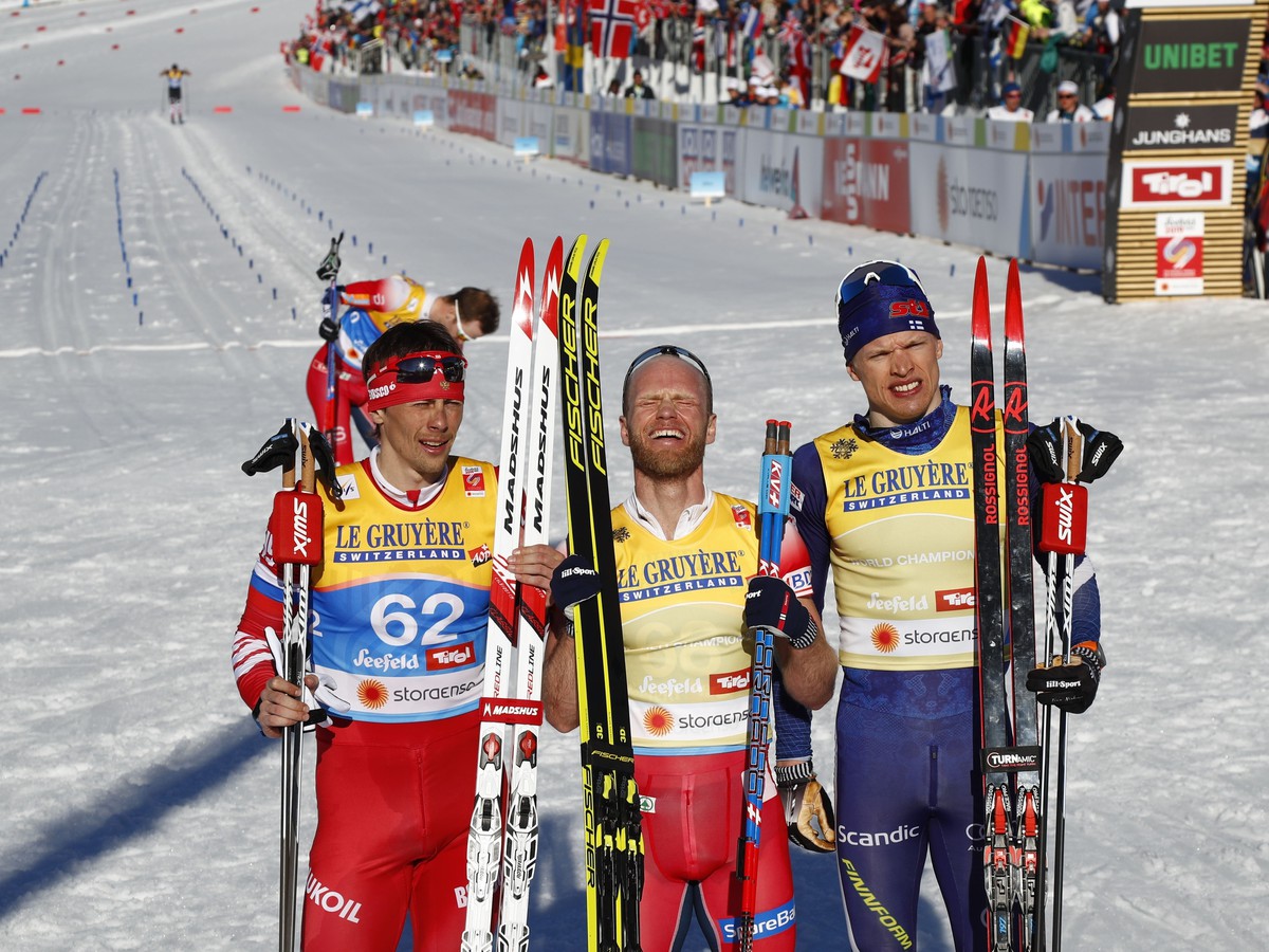 Martin Johnsrud Sundby (v strede) sa stal víťazom stredajších pretekov na 15 km klasickou technikou s intervalovým štartom na majstrovstvách sveta v klasických lyžiarskych disciplínach v rakúskom Seefelde