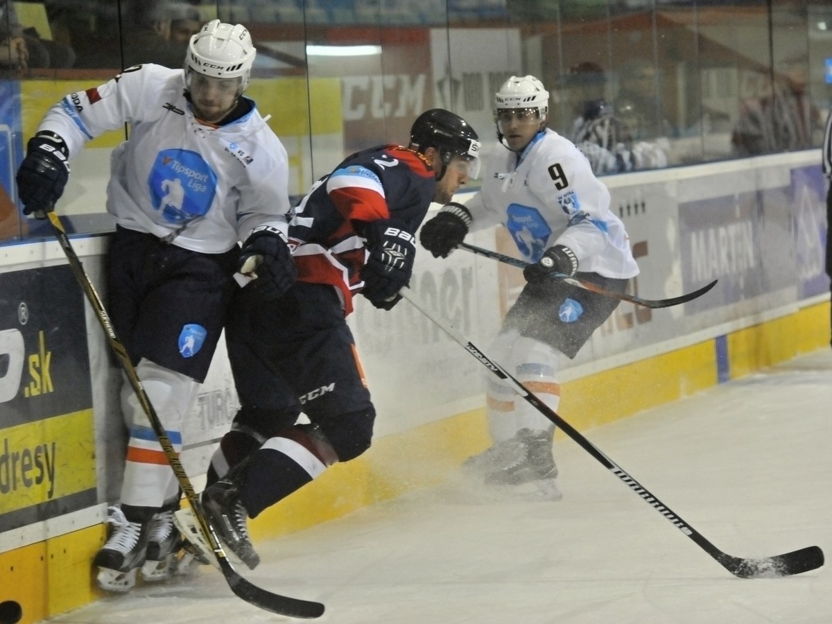 Na snímke vľavo Martin Dudáš (Team Tipsport Liga), Ivan Švarný (Team Repre SR A) a Judd Blackwater (Team Tipsport Liga) 