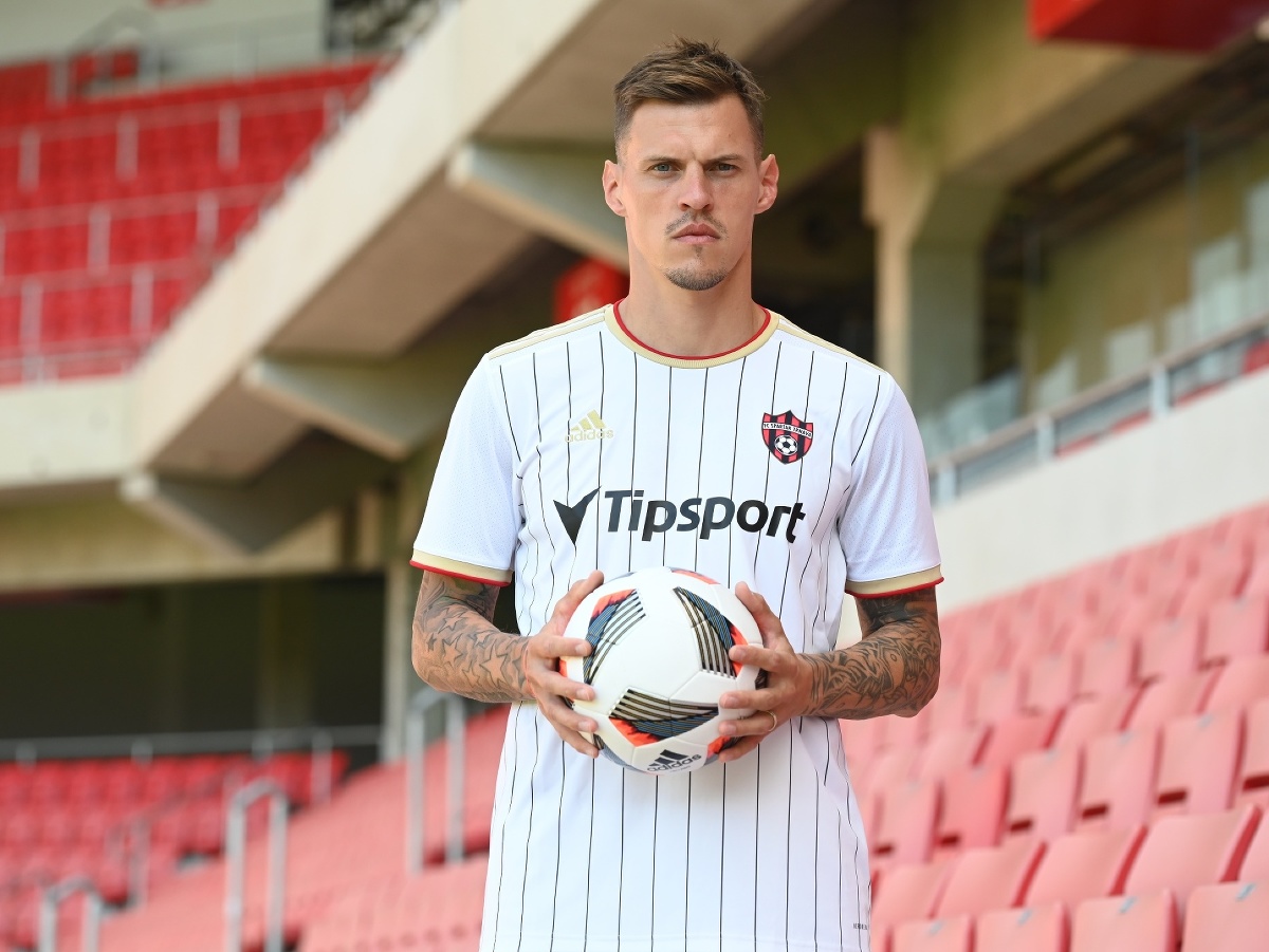 Martin Škrtel pózuje v drese FC Spartak Trnava
