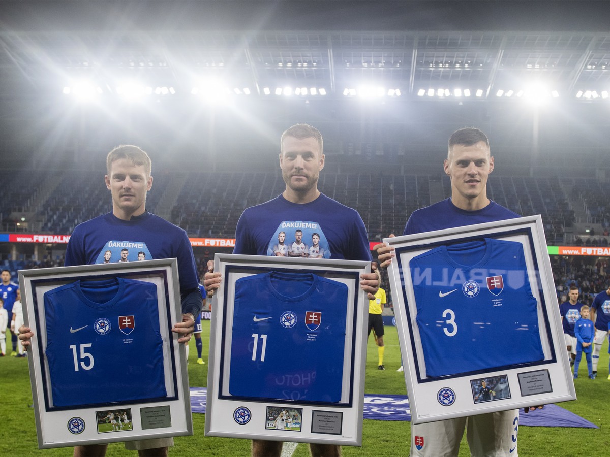 Na snímke slovenskí futbaloví reprezentanti zľava Tomáš Hubočan, Adam Nemec a Martin Škrtel