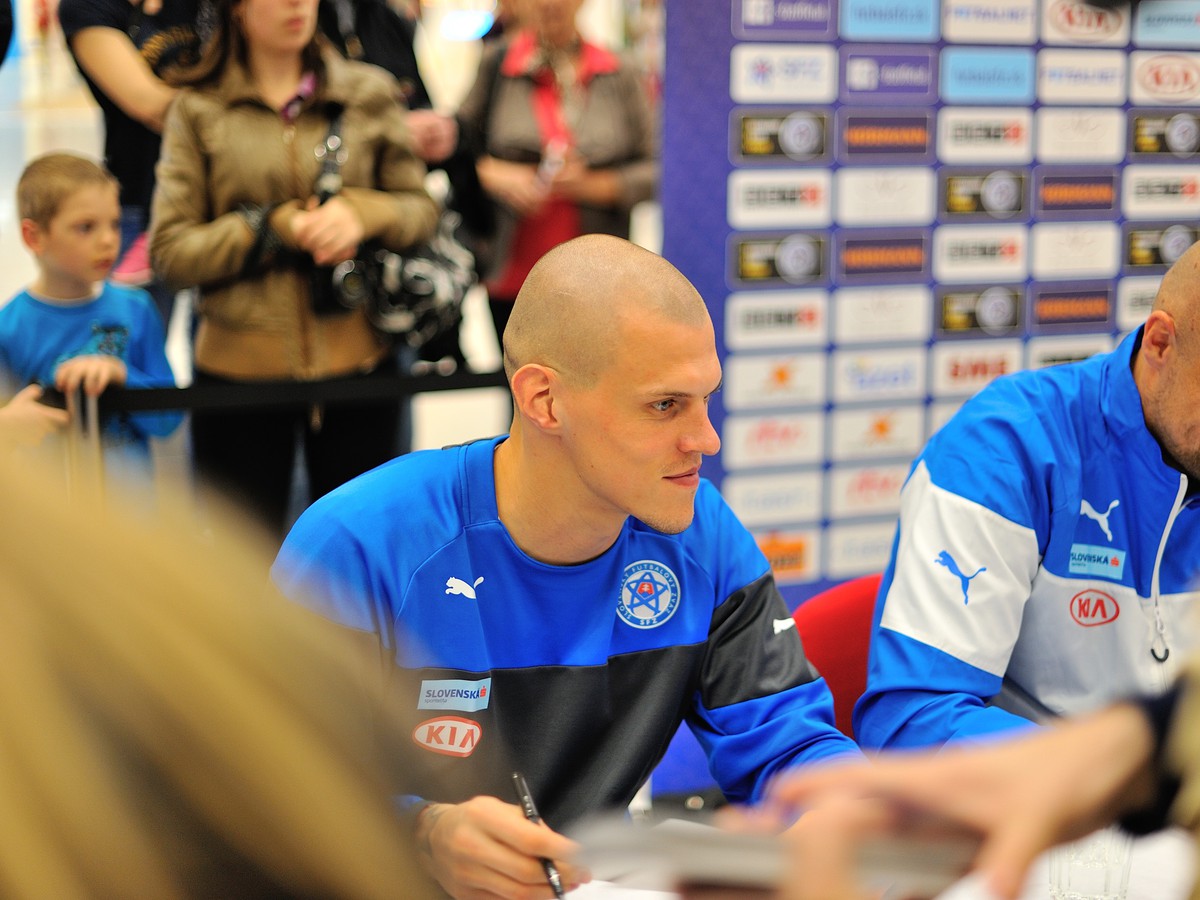 Martin Škrteľ (vľavo) počas autogramiády slovenskej futbalovej reprezentácie