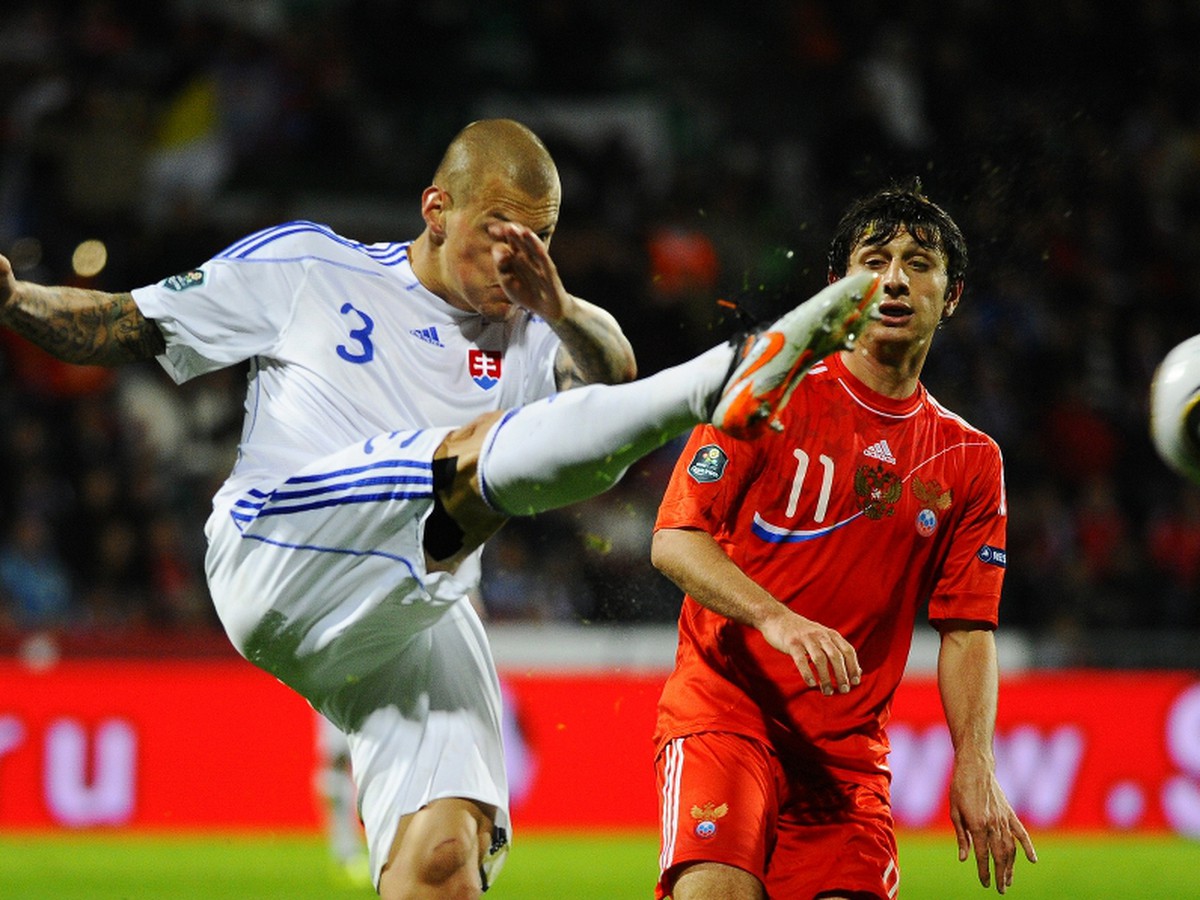 Škrtel odkopáva