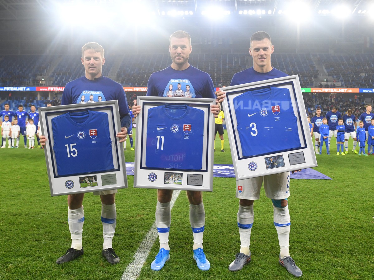 Na snímke slovenskí futbaloví reprezentanti zľava Tomáš Hubočan, Adam Nemec a Martin Škrtel sa lúčia s reprezentačným dresom