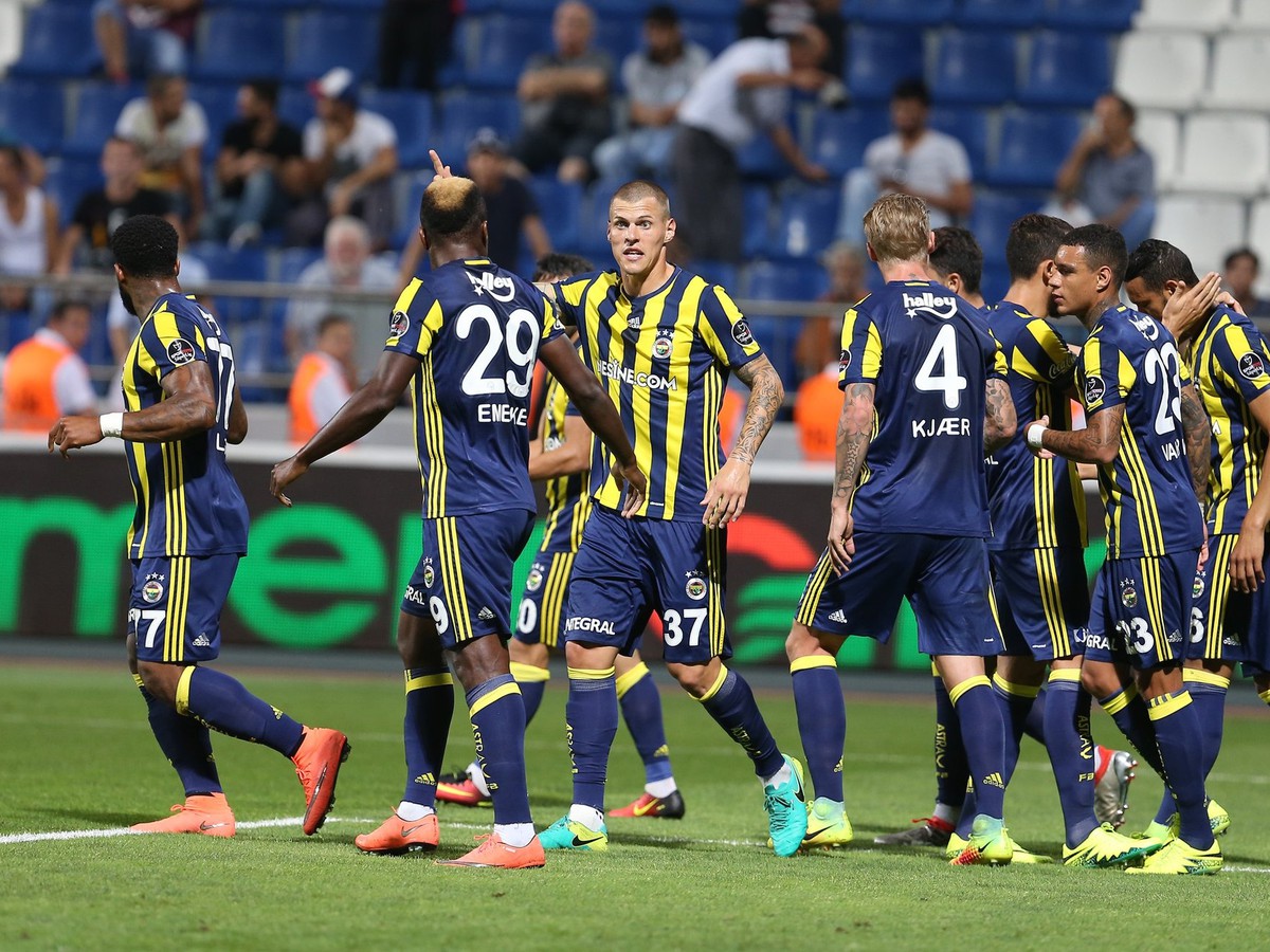 Martin Škrtel (37) so spoluhráčmi oslavuje gól Fenerbahce Istanbul